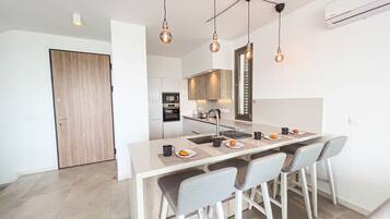 Microwave, dishwasher, coffee/tea maker, cookware/dishes/utensils