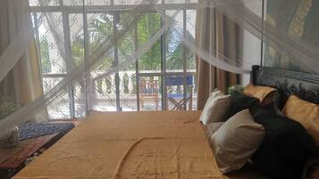 4 bedrooms, iron/ironing board, free WiFi, bed sheets