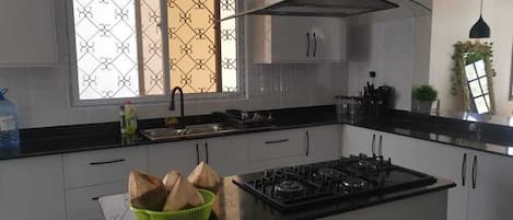 Refrigerador, microondas, horno y cafetera y tetera