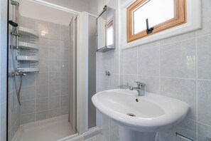 Shower - Elena Gardens Villa (Sotira)