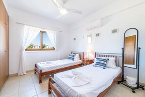 3 kamar tidur, tempat tidur bayi (biaya tambahan), dan seprai linen