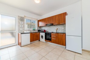 Microwave, dishwasher, cookware/dishes/utensils