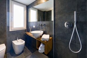 Suihku, hiustenkuivaaja, bidee
