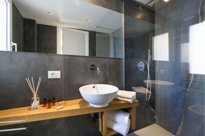 Dusche, Haartrockner, Bidet