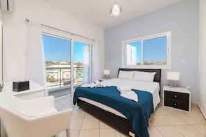 4 bedrooms, cribs/infant beds, bed sheets