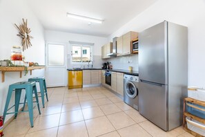 Microwave, dishwasher, coffee/tea maker, cookware/dishes/utensils - Villa Kohili (Paralimni)