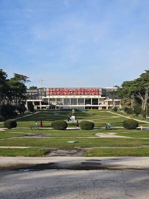 Un bâtiment sur lequel est apposée une grande enseigne indiquant « CASINO ESTORIL ».