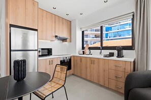 Microwave, coffee/tea maker, cookware/dishes/utensils - Finikoudes Marina View 201 (Larnaca)