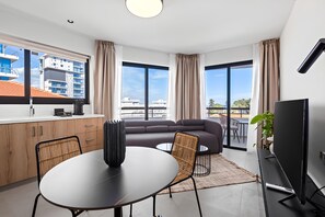 In-room dining - Finikoudes Marina View 201 (Larnaca)