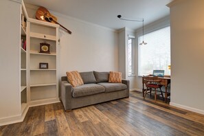 Smart-tv, eldstad, tv-spel och kontor