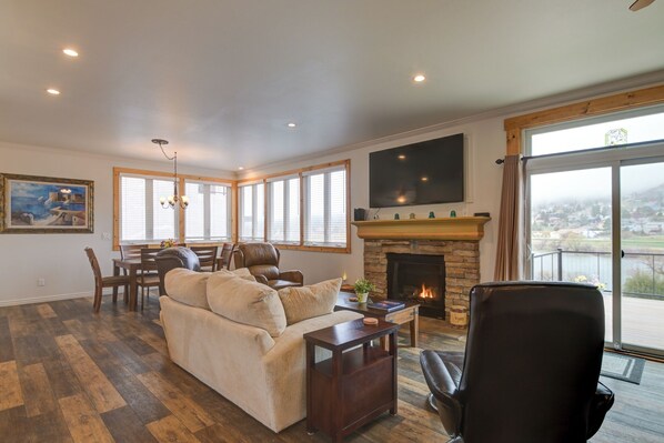 Smart TV, fireplace, video games, offices