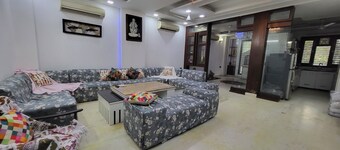 Charming 2-bedroom apartment with AC, WiFi in enchanting Lok Vihar, Delhi