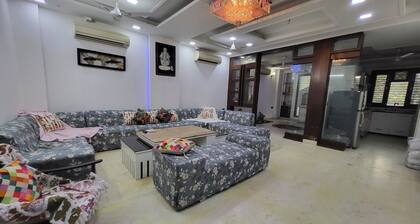 Charming 2-bedroom apartment with AC, WiFi in enchanting Lok Vihar, Delhi