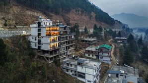Un hôtel à plusieurs étages, doté d’un design moderne, situé dans une région montagneuse et offrant une vue sur le paysage environnant.