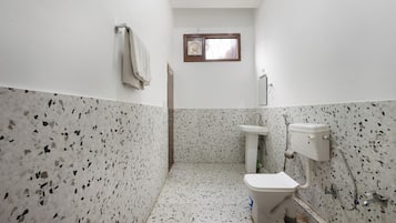 Deluxe Room | Bathroom