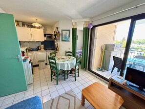 Køleskab, mikrobølgeovn, kaffe-/temaskine, brødrister