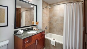 Dusj, hårføner og håndklær