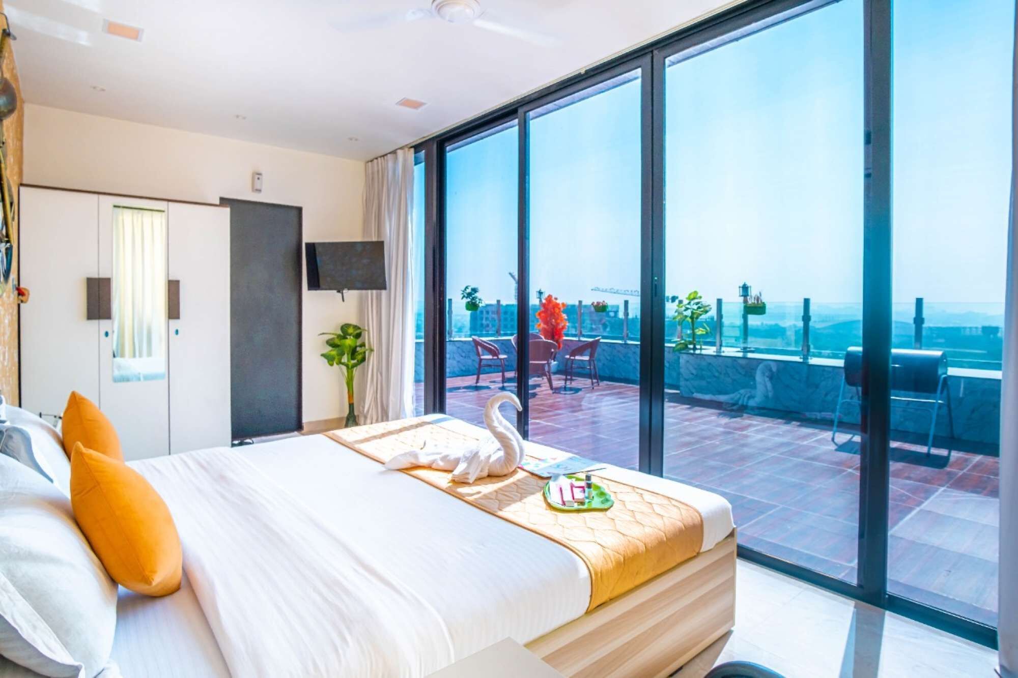 1 bedroom, desk, iron/ironing board, WiFi