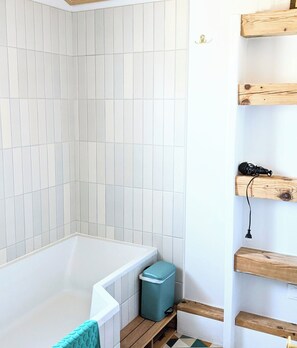 Dusche, Haartrockner, Handtücher, Seife