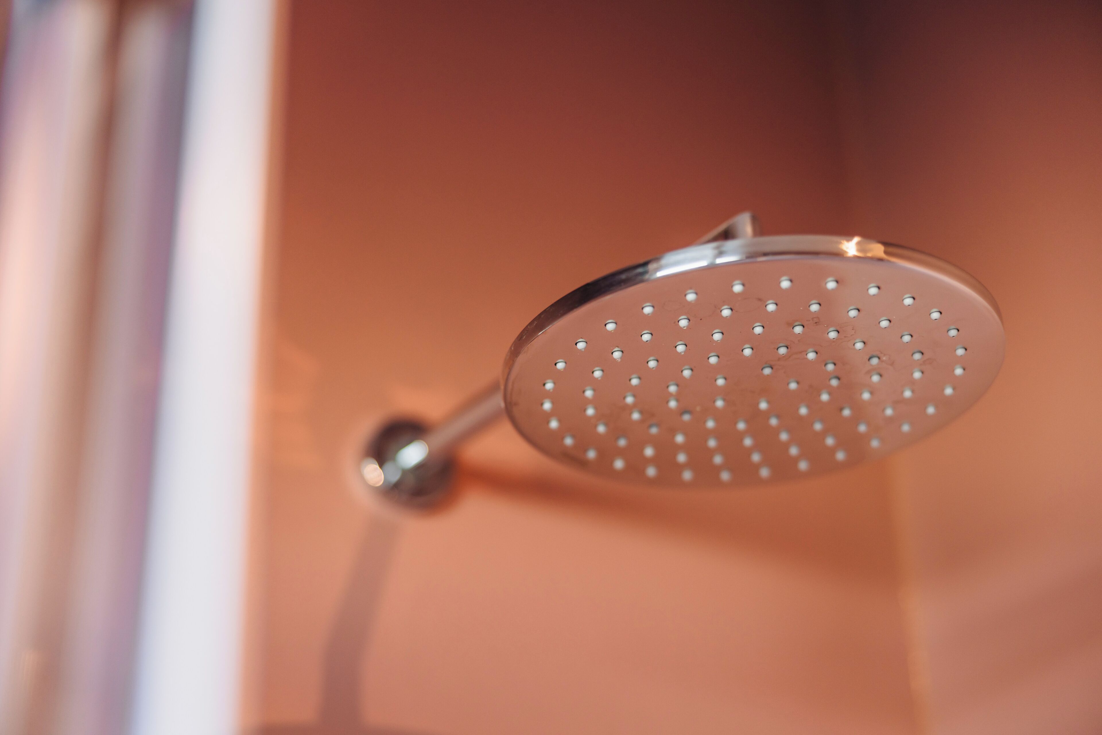 Un cabezal de ducha con diseño circular y varios orificios.