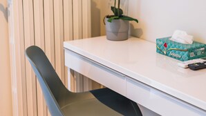 A room with a white desk, a black chair, a potted orchid, and a box of tissues. - La Culla dei Sogni (Pescara)