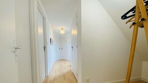 A narrow hallway with wooden flooring and white walls. - House 320m from the beach with garden in Trégastel (Trégastel)