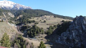 A mountainous landscape with a clear sky, a rocky outcrop, and a distant snow-capped peak. - Apartment for 6 in Aussois, balcony and wifi at reception (Aussois)