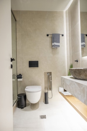 Serviettes fournies, papier toilette