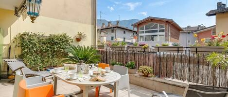 Appartamento Standard, 2 camere da letto, microonde (Flower House) | Ristorazione all'aperto