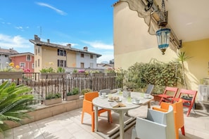 Outdoor dining - Flower House (Arco)