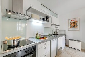 Kühlschrank, Mikrowelle, Herdplatte, Geschirrspüler
