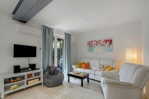 TV màn hình phẳng 21-inch có truyền hình cáp 