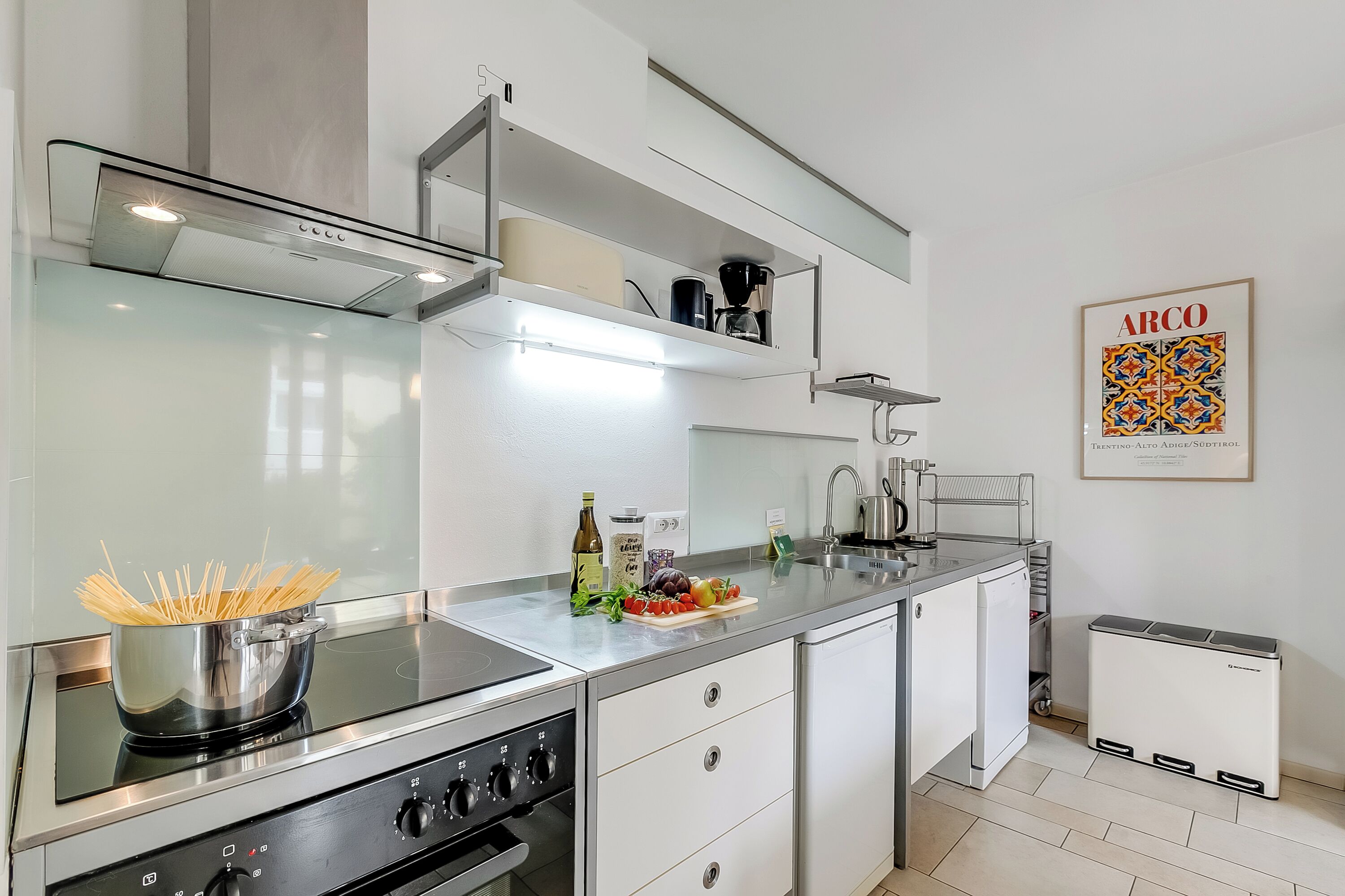 Kühlschrank, Mikrowelle, Herdplatte, Geschirrspüler