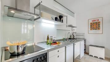 KĂŒhlschrank, Mikrowelle, Herdplatte, GeschirrspĂŒler