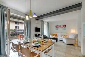 21 インチの薄型テレビ (ケーブル放送視聴可)