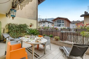 Outdoor dining - Flower House (Arco)