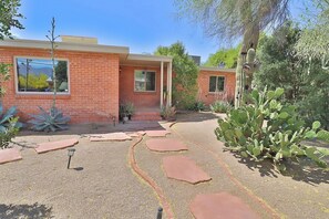 Property grounds - Welcoming 3-bedroom, 2-bathroom Retreat with Pool Nestled In the Heart of the City. (Tucson)