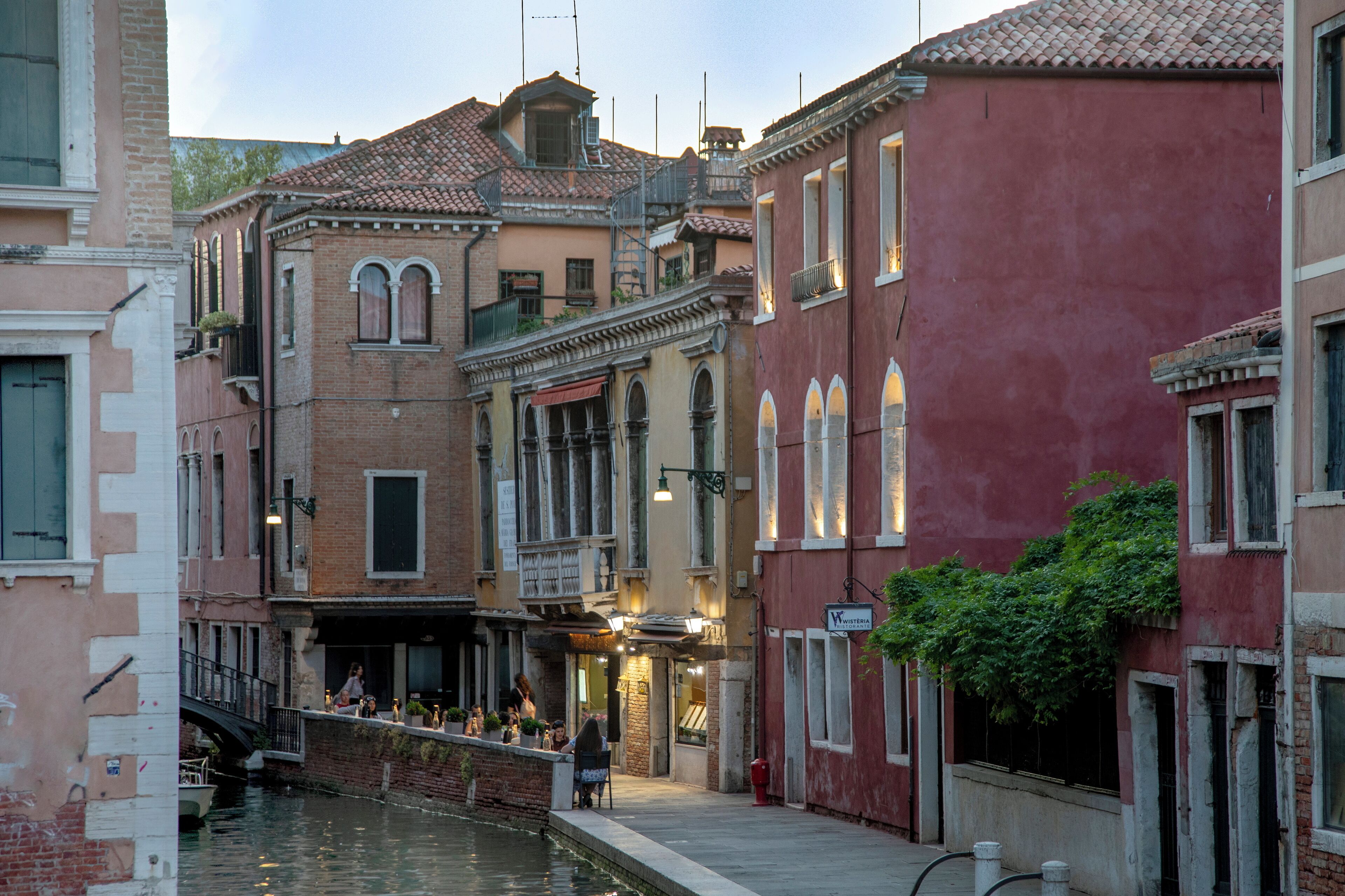 Un canal estrecho en un pueblo histórico europeo, con edificios a ambos lados.