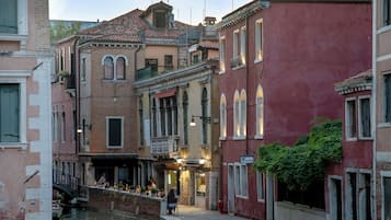 Un canal estrecho en un pueblo histórico europeo, con edificios a ambos lados.