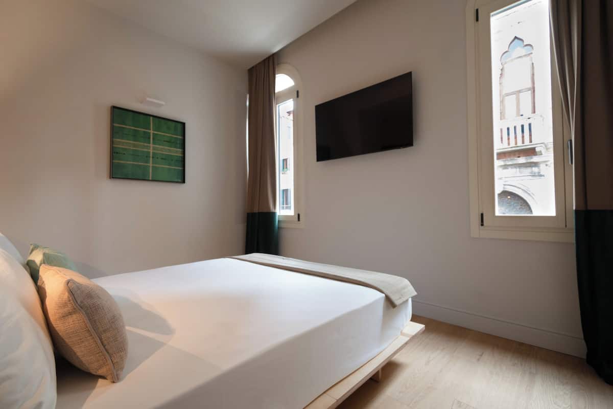 Exclusive Suite, Canal View