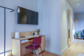 Suite – exclusive, kanalutsikt | Sengetøy av topp kvalitet, dundyner, minibar og safe på rommet