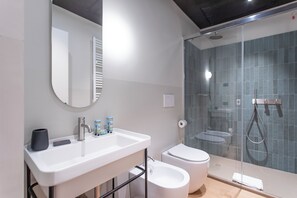 Suite, vista canale | Bagno | Doccia, asciugacapelli, bidet, asciugamani