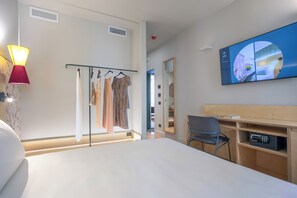 Ropa de cama de alta calidad, cubrecamas y minibar 