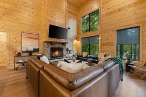 Smart TV, caminetto, videogiochi