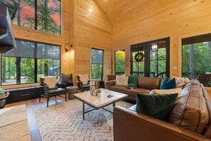 Smart TV, fireplace, video games - Arcade, Playground, Hot Tub, Fire Pit, Pets, Angel's Nest (Broken Bow)