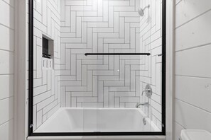 Een douche, handdoeken, zeep, shampoo