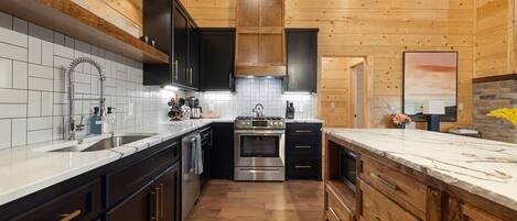 冰箱、微波炉、烤箱、炉灶