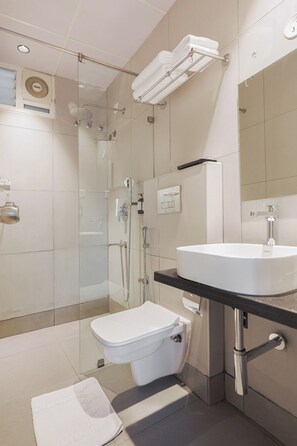Shower, towels, soap, toilet paper - Akoya Business Hotel - Smart Stays, Whitefield (Bengaluru)
