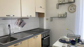 Frigorifero, microonde, forno, piano cottura