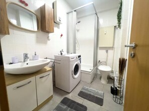 Serviettes fournies, papier toilette